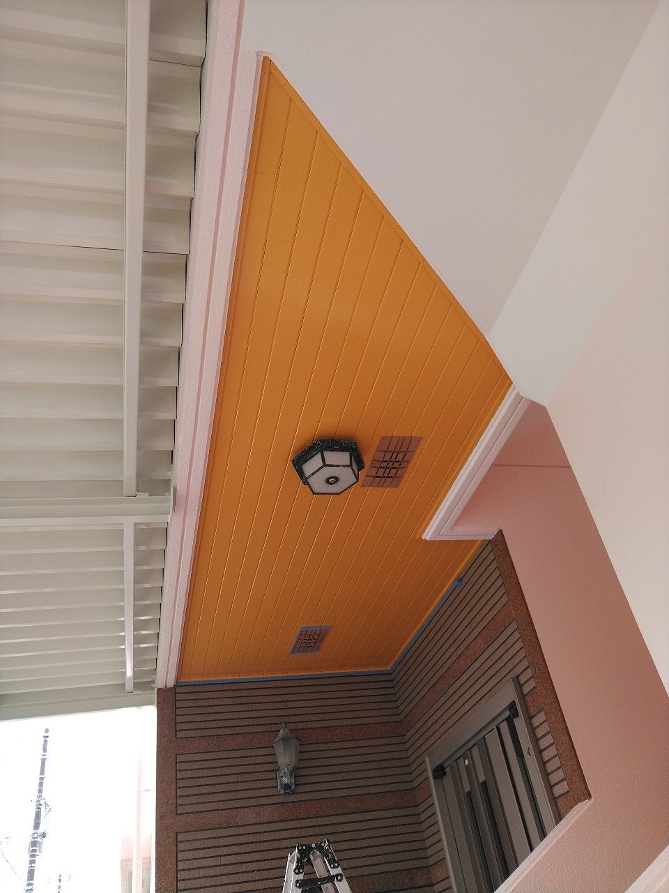 玄関軒裏 天井木部塗装・保護工事 画像